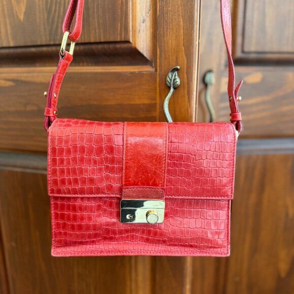 "THE TREND"  BEAUTIFUL RED LEATHER CROSSBODY - Picture 2 of 4